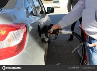 Чоловік Азс Заправляє Автомобіль Бензином — Стокове фото © Snezhana12  #467143612